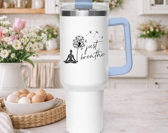 Inspirerende yogabeker | Mok met de tekst "By Being Yourself" | Spirituele geïsoleerde beker | Motiverend cadeau | Grote reisbeker met handvat