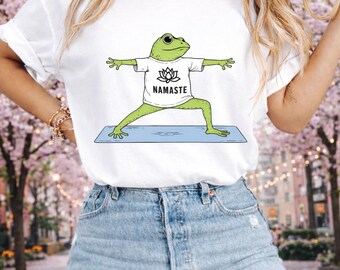 Grappig T-shirt met yogakikker en kat, Namaste kikkershirt, schattig meditatiekikker-T-shirt, cadeau voor yogaliefhebbers, spiritueel en esthetisch shirt.