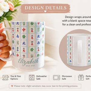 Pu&ograve; includere: Tazza in ceramica bianca con un motivo a piastrelle Mahjong nei toni del blu, verde e rosso. La tazza ha un manico ed &egrave; personalizzata con il nome "Elizabeth" e l'anno "EST 2020". La tazza &egrave; lavabile in lavastoviglie e adatta al microonde.