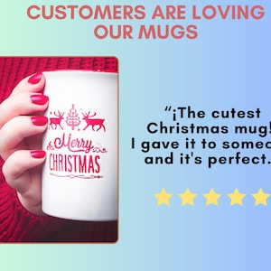 Pu&ograve; includere: Una tazza natalizia bianca con grafiche rosse di cervi e alberi, e la scritta "Merry Christmas". La tazza &egrave; tenuta da una persona con lo smalto rosso. Il testo in alto recita "CUSTOMERS ARE LOVING OUR MUGS".
