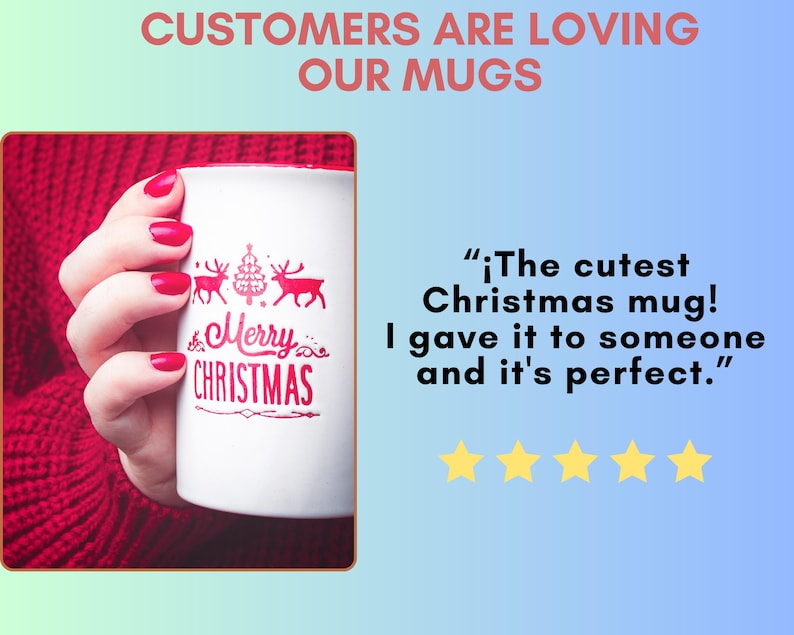 Pu&ograve; includere: Una tazza natalizia bianca con grafiche rosse di cervi e alberi, e la scritta "Merry Christmas". La tazza &egrave; tenuta da una persona con lo smalto rosso. Il testo in alto recita "CUSTOMERS ARE LOVING OUR MUGS".