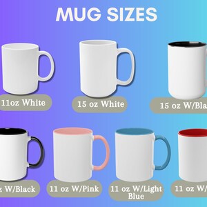 Pu&ograve; includere: Immagine di varie tazze in ceramica bianca con interni e manici di diversi colori. Le tazze sono etichettate con le loro dimensioni, comprese le opzioni da 312 ml e 425 ml, e combinazioni di colori come nero, rosa, azzurro e rosso.