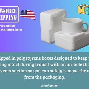 Pu&ograve; includere: Una tazza di ceramica bianca all'interno di una scatola di polistirolo bianca, progettata per proteggere la tazza durante la spedizione. L'immagine include il testo "FREE SHIPPING" e "free shipping only in the United States."