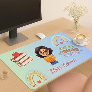 Beste Lehrer aller Zeiten Schreibtischmatte, personalisierte Bürodekoration, Lehrer Anerkennung Geschenk, Regenbogen Design, Klassenzimmer Zubehör