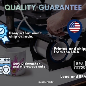 Pu&ograve; includere: Una tazza di ceramica bianca con un disegno floreale rosa viene stampata con una macchina a pressa a caldo. L'immagine include il testo "Quality Guarantee", "Design that won't chip or fade" e "100% Dishwasher and microwave safe".