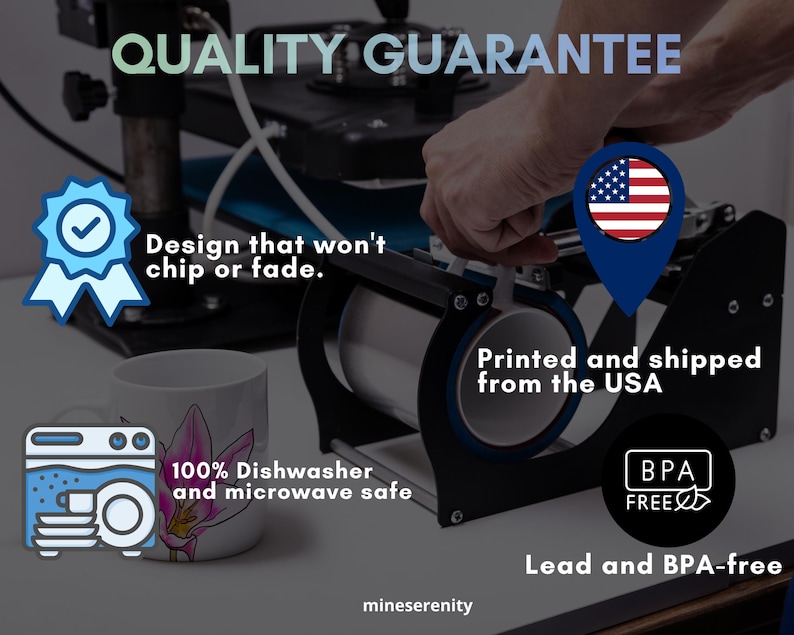Pu&ograve; includere: Una tazza di ceramica bianca con un disegno floreale rosa viene stampata con una macchina a pressa a caldo. L'immagine include il testo "Quality Guarantee", "Design that won't chip or fade" e "100% Dishwasher and microwave safe".