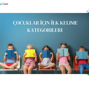 May include: Five children seated in a row, each holding a book in front of their faces. The books are in various colors, including blue and yellow. The background is a solid teal wall with text in Turkish.
