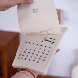 Calendario su tela vintage 2025 - calendario da ricamo. Calendario da parete alla moda per l'arredamento della casa. Calendario in tessuto di tela di cotone per il fai da te