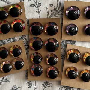 Ellenbogen hoch, Sicherheitsaugen, handbemalt, UV-Harz, Glitzer, Ahornblatt, Kanada
