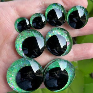Grüne Sicherheitsaugen, irisierender Glitter, Platinen Stil, verschiedene Größen, handbemalt