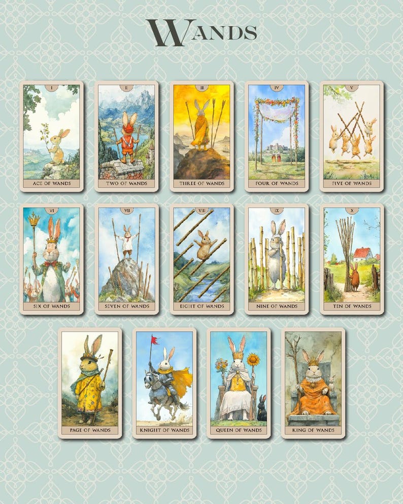 K&ouml;nnte beinhalten: Ein Tarotkartenspiel mit skurrilen Illustrationen von Kaninchen in verschiedenen Rollen, wie K&ouml;nig, K&ouml;nigin und Ritter. Die Karten sind mit Titeln wie "Stab-Ass" und "Zehn der St&auml;be" beschriftet und vor einem hellblauen, gemusterten Hintergrund angeordnet.