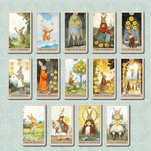 K&ouml;nnte beinhalten: Ein komplettes Tarotdeck mit skurrilen Illustrationen von Kaninchen in verschiedenen Szenen. Jede Karte zeigt ein einzigartiges Bild mit goldenen M&uuml;nzsymbolen und dem Titel "PENTACLES". Das Deck enth&auml;lt Karten wie "Ace of Pentacles" und "King of Pentacles".