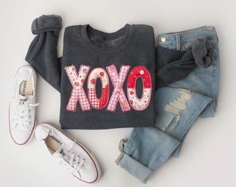 Valentine Patchwork XOXO Sweatshirt, Valentine Heart Sweatshirt, Faux Floral Quilted Heart Crewneck Sweatshirt, Valentines Day gift, Trendy
