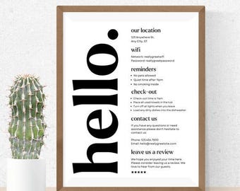 Könnte beinhalten: Ein gerahmter Druck mit dem Wort „hello“ in großen schwarzen Buchstaben. Der Druck enthält Informationen über den Standort, WLAN, Erinnerungen, Check-out-Anweisungen und Kontaktdaten. Links ist ein Topf-Kaktus.