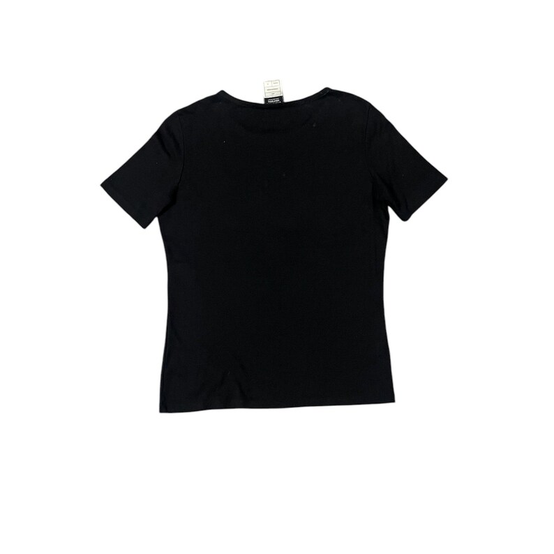 Puede incluir: Una camiseta negra lisa de manga corta con cuello redondo. La prenda est&aacute; hecha de un tejido suave y tiene una etiqueta cerca del cuello. La camiseta se presenta sobre un fondo blanco.