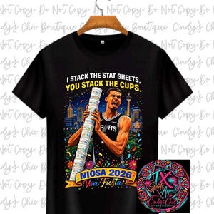 Puede incluir: Una taza de cerámica blanca con asa negra y el texto "But First, Coffee" en estilo manuscrito. La taza probablemente tiene un tamaño de 325 ml, perfecta para una bebida matutina.