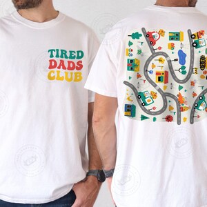 Müde Dads Club PNG, lustiges zweiseitiges Dad Life T-Shirt mit Straßenkarte zurück, Retro Comfort Colors-Style Vatertagsgeschenk für müde Väter DATEI