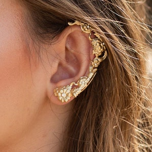 Manchette d'oreille fleurs marguerite, bijoux marguerite, bijoux sur chenilles, grimpeur d'oreille, enveloppement d'oreille, veste d'oreille, plaqué or 18 carats, cadeau de Noël