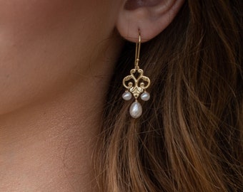Pearl chandelier earrings, Pearl Bridal earrings, Bridal jewelry, Hoop Wedding earrings, Gold chandelier earrings, Wedding jewelry