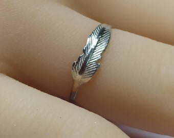 Sterling Silver Feather Ring Indian Inspired, Amérindien, Stacking Stacker ring, Dainty feather ring, argent. Un anneau spirituel