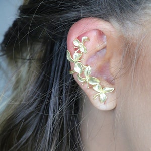 Gold ear cuff earring , ear crawler. wedding jewelry, ear climber, ear wrap, ear cuff no piercing earring .  statement ear. Christmas gift