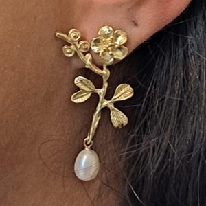 Floral Bridal earrings, Gold Bridal jewelry, Long Wedding earrings, Gold Flower earrings Stud earrings for Wedding, Pearl earrings for Bride