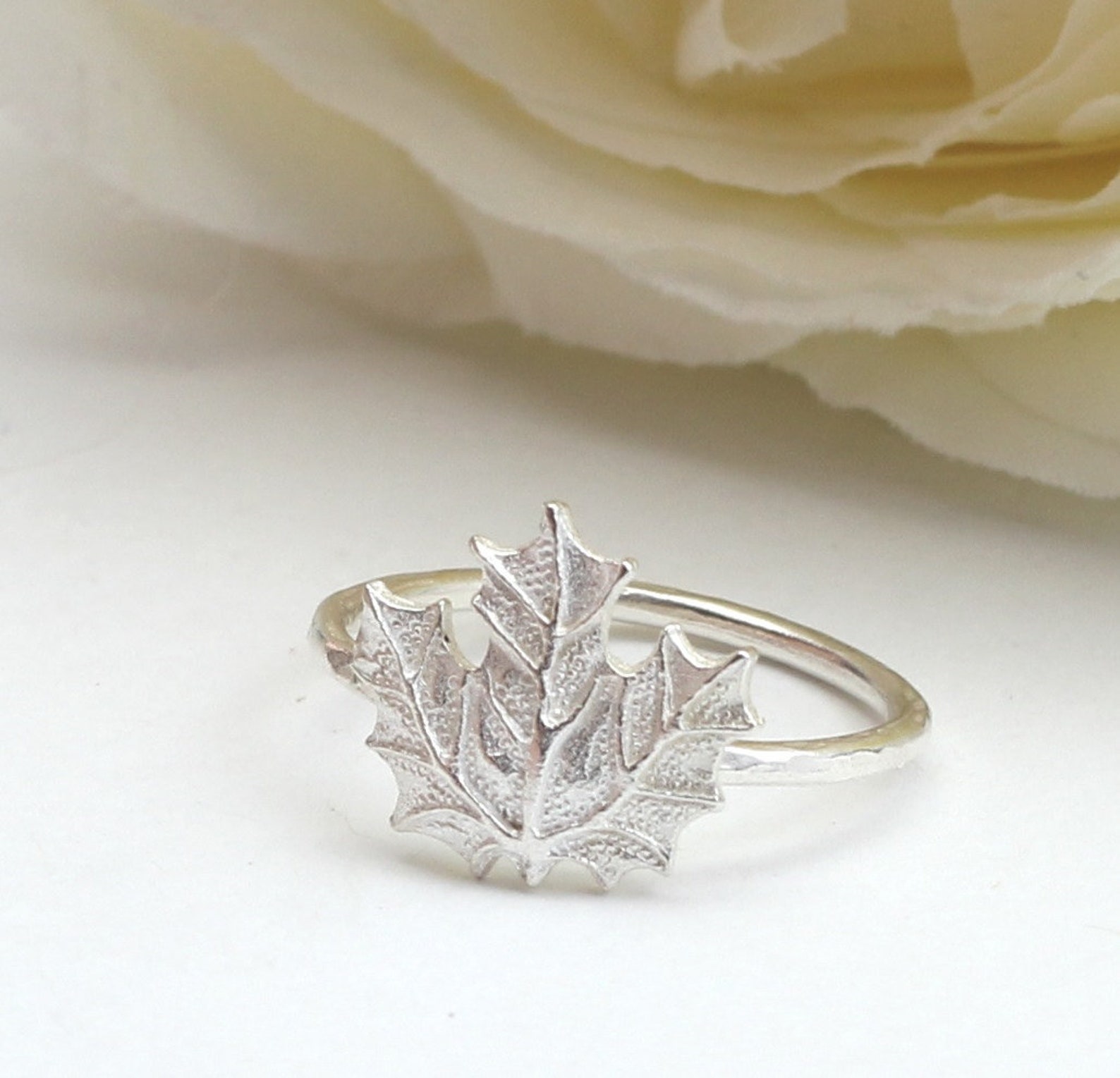 печатка с конопляным листом. кольцо с листиками. кольцо с листиками. серебряное кольцо листик. кольцо кленовый лист.