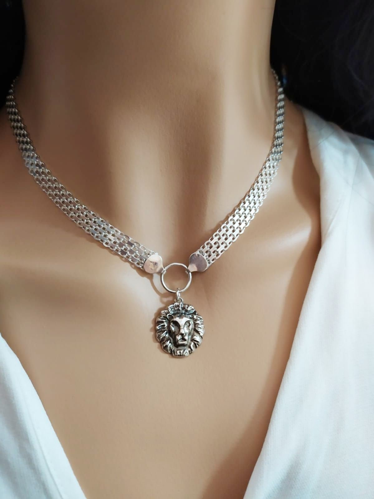 Lion choker