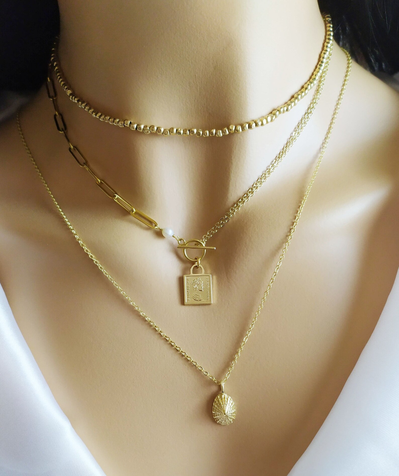 QUEEN COIN W/ CRYSTAL NECKLACE main image 1