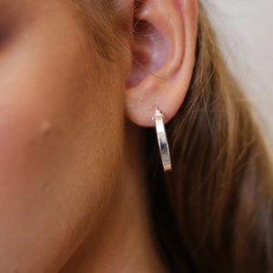 Small Hoop Earring // 925 Silver Huggie Earrings // Simple Everyday Jewelry// Hypoallergenic Hoop // Cartilage Earring// Chunky Huggie Hoops