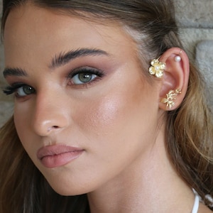 Boucles d'oreilles fleurs, bijoux d'oreilles, grimpeur d'oreilles, cache-oreilles, cache-oreilles, non percé. Bijoux de mariée. Veste avec manchette d'oreille petites fleurs et feuilles,