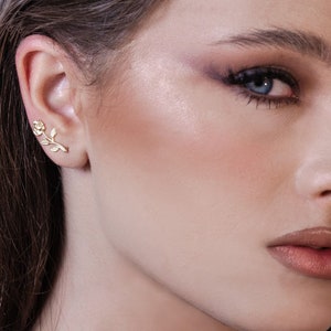 Boucles d'oreilles feuilles et fleurs mignonnes, grimpeur d'oreilles, paire branche + fleurs grimpantes. Boucles d'oreilles de mariée, or. cadeau pour elle. Boucle d'oreille rose