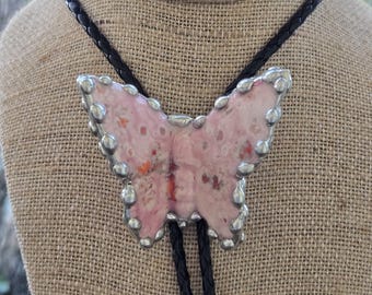 Corbata bolo escultural de mariposa rosa – Corbata western suave estilo cuento de hadas, colgante de mariposa con esmalte moteado, joyería llamativa hecha a mano y vanguardista
