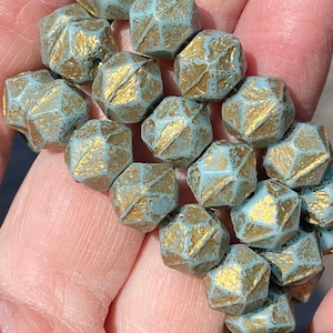 10 mm angielskie koraliki szlifowane, niebieskie niebo, zielona herbata, złote wykończenie, szkło czeskie, 15 koralików #71
