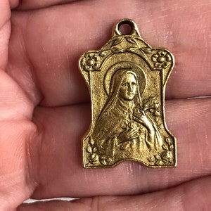 St Therese of Lisieux Theresa Teresa Pewter Pendant The Little Flower Religious Jewelry component Reproduction French Ant. Gold 1 pc (PL13)