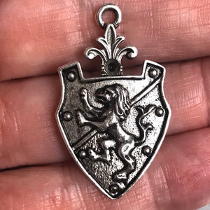 1 pc Pewter Shield Coat of Arms Lion Crest Royalty Pendant charm antique silver (PL6)