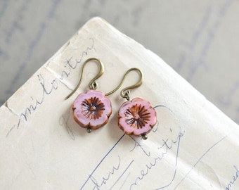 Boucles d’oreilles roses antiques / Perles de verre tchèques / Laiton / Bijoux néo vintage