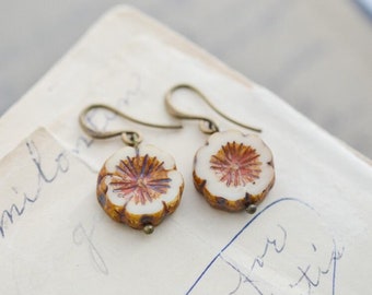 Boucles d’oreilles de fleurs anciennes marron beige / perles de verre tchèques / laiton / bijoux néo vintage