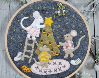 Christmas with the Mouse Family Appliqué Felt Hoop Kit