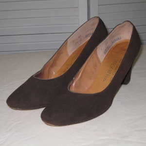 Shop Closing 50% off and Free Shipping - vintage Brown Suede Pump with metallic silver leather trim - Evins for I. Magnin Co. - size 7AA