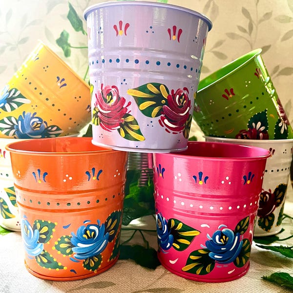 Macetas colgantes coloridas: pintadas a mano con rosas de estilo Canal Art. De metal. Aptas para interior o exterior. Variedad de colores disponibles.