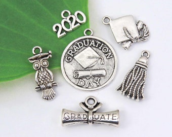 PRETYZOOM 30pcs Graduation Charms Antique Silver Graduation Cap Charm Pendants for DIY Craft Graduation Tassel Necklace Bracelet Earrings Jewelry Making