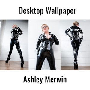 Peut inclure: Une tenue noire en latex brillant avec un corset, des gants et des bottes à talons hauts. L'image contient le texte "Desktop Wallpaper" et "Ashley Merwin". Le modèle porte des lunettes et pose devant un mur de briques blanches.