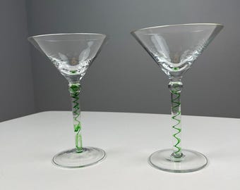 Juego de 2 copas de martini sopladas a mano de Pier 1 Imports, color verde.