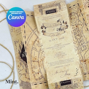 Puede incluir: Invitación de boda plegada con un diseño de mapa en tonos sepia. La invitación incluye los nombres de la pareja, la fecha y el lugar de la ceremonia y la recepción. El texto "Canva" es visible en un círculo azul.