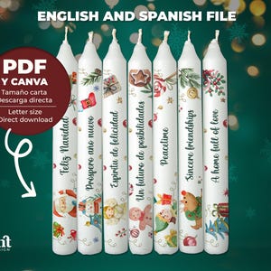Puede incluir: Velas de pilar blancas con ilustraciones festivas y texto en inglés y español. Cada vela presenta un diseño y mensaje únicos, incluyendo "Feliz Navidad" y "A home full of love". Las velas son para descarga directa.