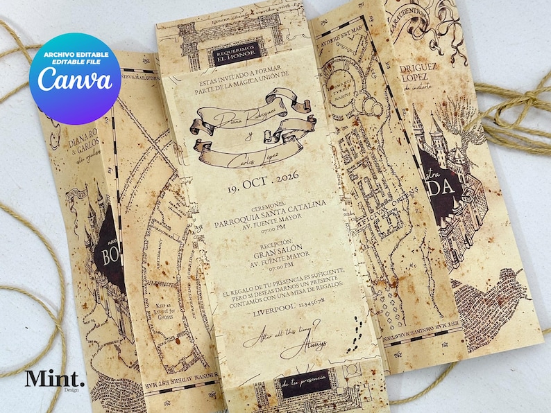 K&ouml;nnte beinhalten: Gefaltete Hochzeitseinladung mit einem Kartenmuster in Sepiat&ouml;nen. Die Einladung enth&auml;lt die Namen des Paares, das Datum und den Ort der Zeremonie und des Empfangs. Der Text "Canva" ist in einem blauen Kreis sichtbar.