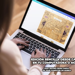 K&ouml;nnte beinhalten: Ein Laptop-Bildschirm zeigt eine Vintage-Kartengrafik, die bearbeitet wird. Auf dem Bildschirm steht "EDICI&Oacute;N SENCILLA DESDE CANVA EN TU COMPUTADORA O M&Oacute;VIL" und "EASY EDITING FROM CANVA ON YOUR COMPUTER OR MOBILE".