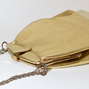 Vintage gouden omgeslagen clutch | Metallic avondtasje met ketting