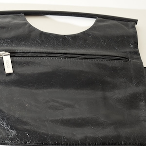 HOBO International Embrague plegable negro, bolso de embrague negro, bolso negro interior floral, embrague negro simple, bolso de mango cuadrado